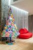 Alenka Sanderson Hotelu v říši divů s motivem vánočního stromu je vyrobena zcela z plastelíny