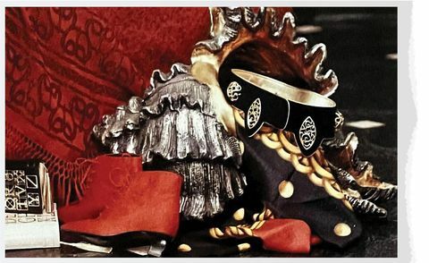 saténové kotníkové boty picassa yves saint laurent spolu s několika jejími vlastními vzory - kniha, tašky, šál, opasek, šála