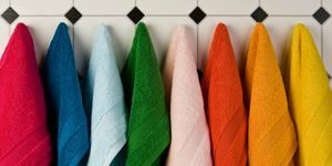 Vícebarevné ručníky zavěšené