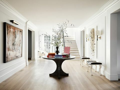 bílé foyer, umělecká díla, černý konzolový stůl