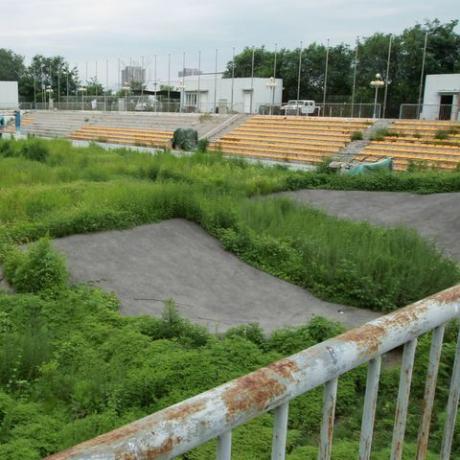 stadion bmx pro olympijské hry v Pekingu 2008 je opuštěný a nyní ho pronajímá společnost na prodej automobilů 07aug13