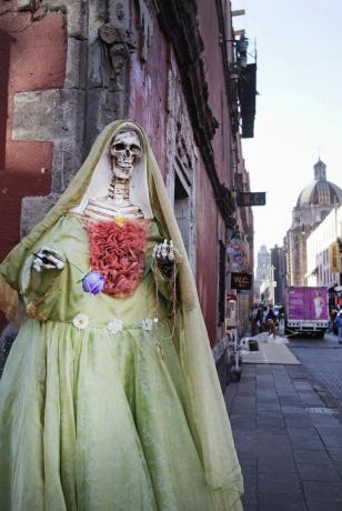 socha santa muerte v mexickém městě