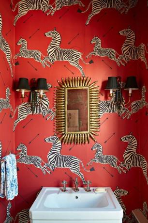 Červená prášková místnost v Scalamandre Zebra tapetu