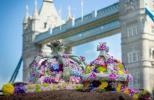 Korunovační klenoty vyrobené z 2 500 květin k 90. ​​narozeninám královny