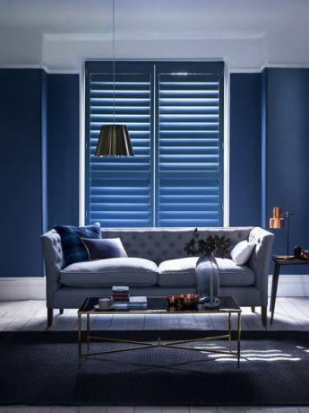 Okno alternativní, modré dřevěné žaluzie v obývacím pokoji