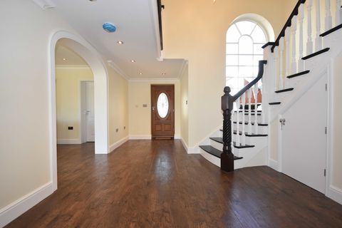 Schodiště a klenuté dveře ve vstupní hale domu s dřevěnými podlahami