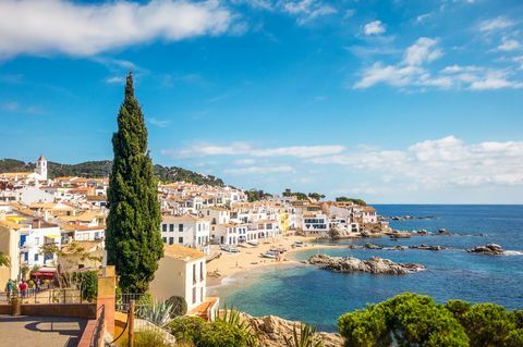 Idylické pobřežní město na pobřeží Costa Brava v provincii Girona, Katalánsko