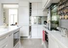 Zrekonstruovaná bílá kuchyně se promění v ohromující společenský prostor