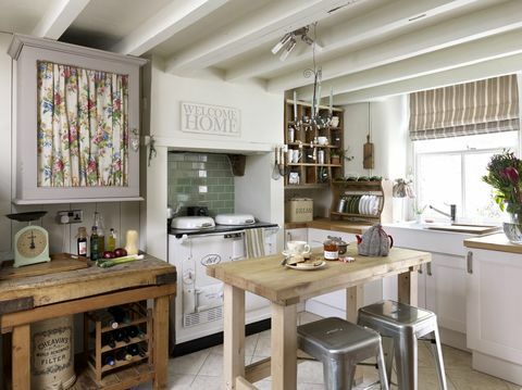 Rustikální kuchyně s trámovým stropem, dřevěný stůl a Aga, bytový dům, Belper Lane, Derbyshire, Anglie, Velká Británie