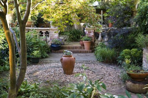 days_of_sunshine_garden_makeover_circular_cour Courtyard