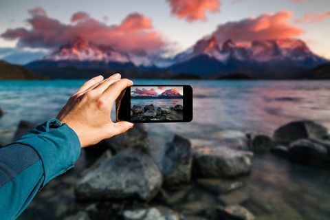 Fotografování s smartphone v ruce. Cestovní koncept. Torres del Paine, Chili