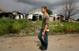 Brad Pitt pomáhá po hurikánu Katrina