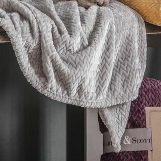 Suren Fleece Throw in Grey