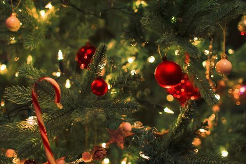 Zblízka ozdoby a řetězec světla na vánoční stromeček