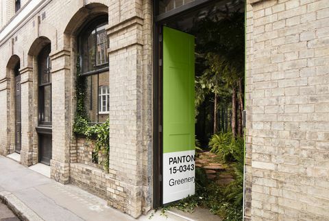 Airbnb a Pantone spolupracovali na domě „Outside In“ v Londýně.