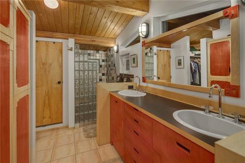 Seattle houseboat bathroom