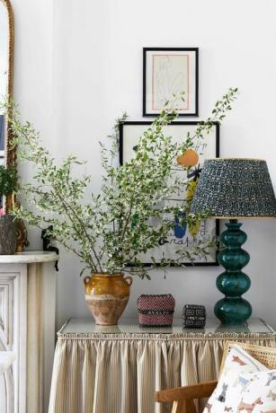 odkládací stolek, zelená lampa, hnědá váza, nástěnné umění