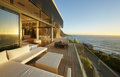 Moderní luxusní terasa s výhledem na západ slunce