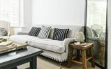 Tento ošuntělý elegantní obývací pokoj kombinuje eleganci a pohodlí