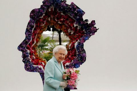 Britská královna Alžběta si pro její 90. výročí prohlédne květinovou poctu, kterou navrhla květinářka Veevers Carter, na novém trhu Covent Garden Flower Market na RHS Chelsea Flower Show 2016 v Londýně ve Velké Británii v pondělí května 23, 2016.