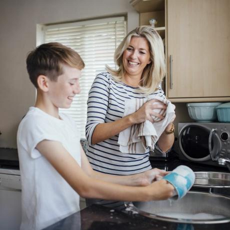 matka a syn mytí nádobí
