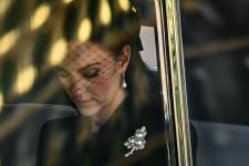Kate Middleton nosí rafinovanou poctu královně, aby viděla, jak monarcha leží ve státě