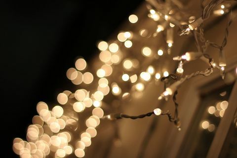 Detail osvětlených řetězových světel během Vánoc v noci