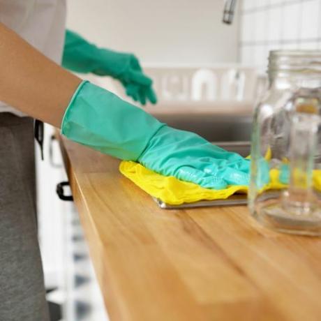 bránice ženy čištění kuchyňské linky