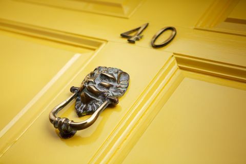 Žluté dveře s klepadlem