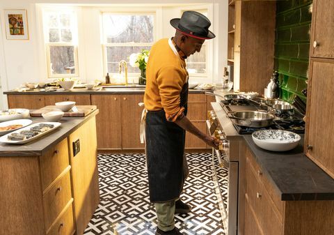 šéfkuchař marcus samuelsson ve své kuchyni