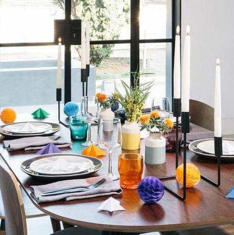 vánoční stůl nápady moderní a barevné vánoční dekorace stolu
