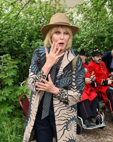 joanna lumley na výstavě květin chelsea 2023 horatio's garden v rhs chelsea květinová výstava 2023