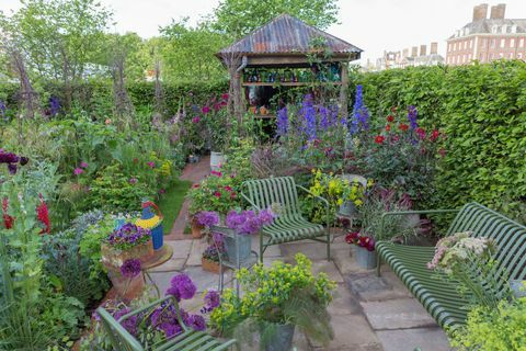 Zahrada na řezání Anneky rýže. Navrhl: Sarah Raven. RHS Chelsea Flower Show 2017. BBC Feel Good Garden