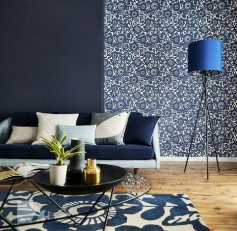 Obývací pokoj: Kukkia tapety, 39 liber za role, Scion. Zeď malovaná v Indigo Blue, £ 43 za 2,5L, Sanderson