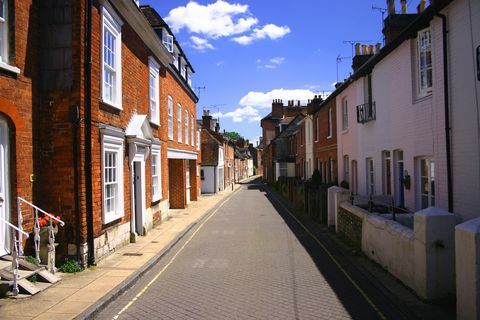 Pohled na střed staré anglické ulice za částečně oblačného dne
