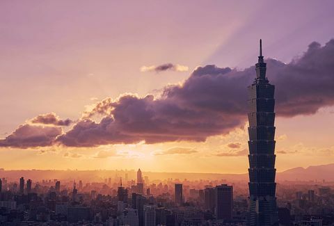 Taipei 101 dominuje pohledu při západu slunce nad městem