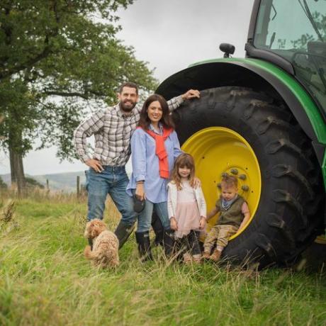 Kelvinovo velké farmářské dobrodružství, Kelvin Fletcher a Liz Marsland s dětmi