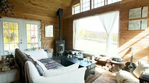 obývací pokoj s velkým oknem, gauč, krb