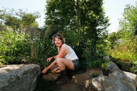 Ann-Marie Powell, zahradní návrhářka pracuje v její „Countryfile 30th Anniversary Garden“ během výstavby na RHS Hampton Court Palace Flower Show 2018 - 29. června 2018