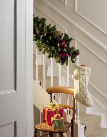 Vánoční dárky a skladování poblíž schodiště v chodbě