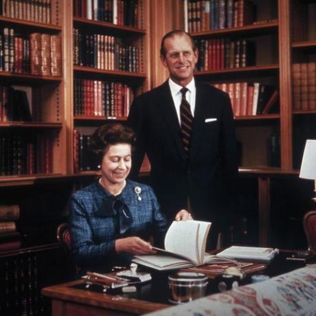 královna s princem Filipem v balmorské knihovně, 1976