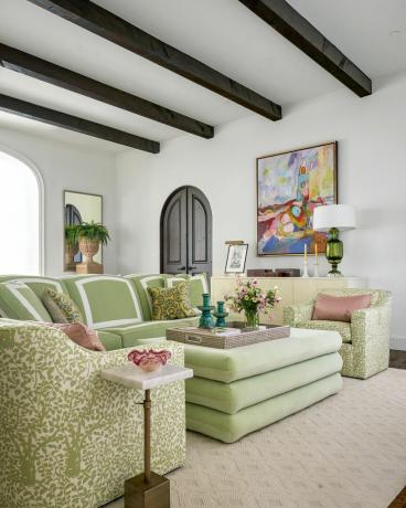 obývací pokoj se zeleným gaučem, zelenými židlemi a zeleným otomanem
