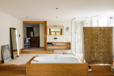 Velká koupelna s dřevěnými prvky