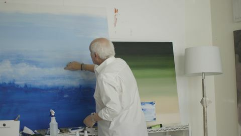 muž malování na plátno