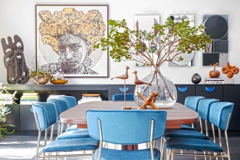 jídelna, dřevěný jídelní stůl, modré jídelní židle, dřevěné skříně, nástěnné umění galerie, velká váza