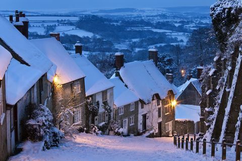 Chaty v Gold Hill v zimě se sněhem, Shaftesbury, Dorset, Anglie