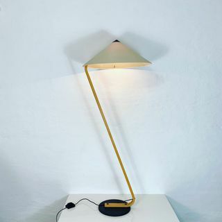 Stojací lampa s krémovým odstínem