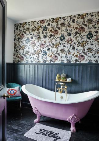 námořnická modř obložená koupelna s růžovou volně stojící vanou