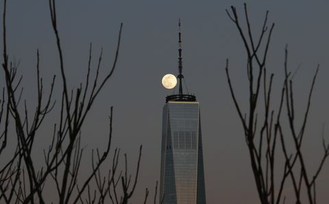 Východ měsíce nad dolním Manhattanu v New Yorku