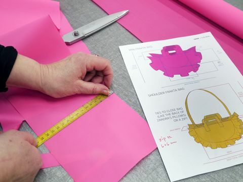 taška karismatisk inspirovaná frakta, z nové kolekce ikea se zandra rhodes